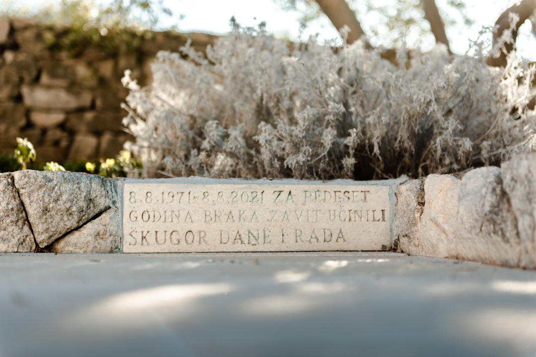 Škugori dokaz da utjecaj ode kako je i došao, s novcem: Maknuta boja sa zavjetne ploče