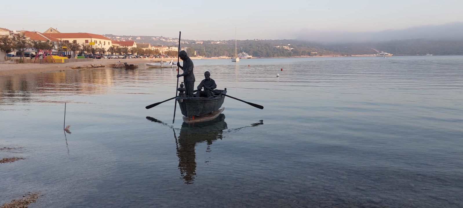 Primošten dobio novu atrakciju: Spomenik s dva ribara u barci