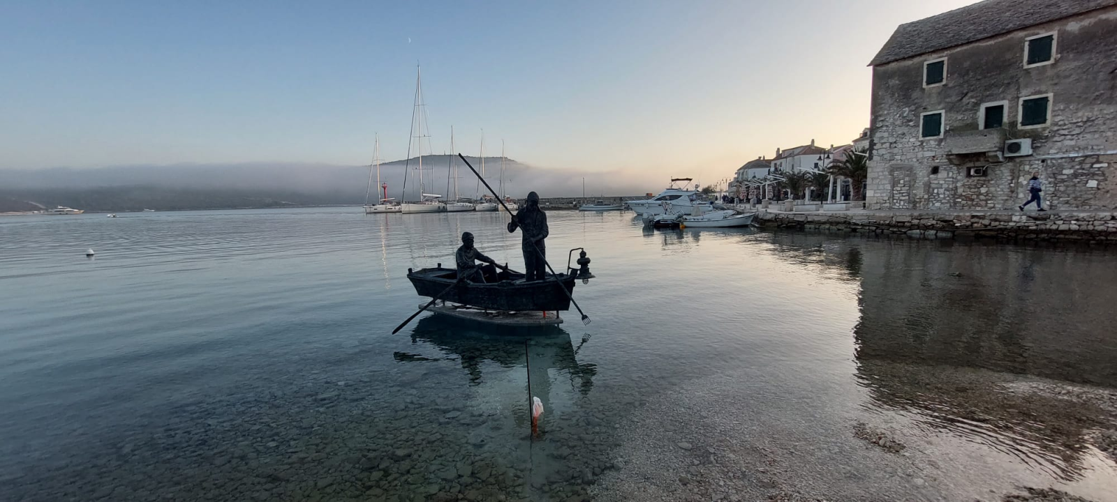 Primošten dobio novu atrakciju: Spomenik s dva ribara u barci