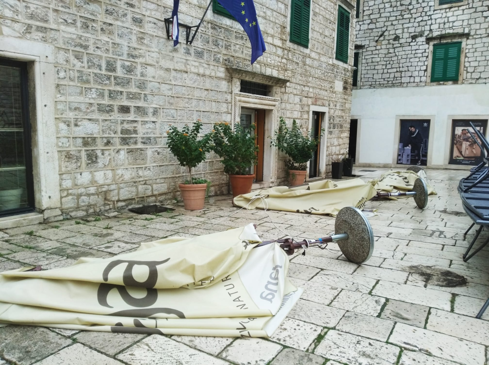 Čuvajte se padajućih suncobrana: Nas Maloj loži popadali svi!