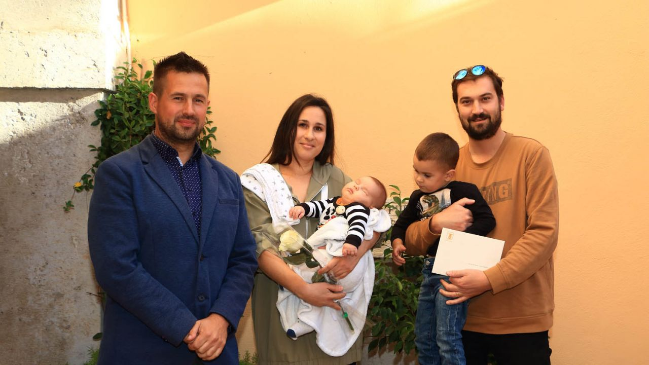 Dodijeljene potpore Općine Tisno za vjenčane parove i novorođenu djecu