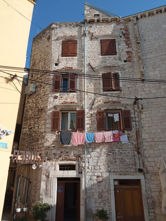 Za razliku od ostalih građana, šibenske moćne obitelji imale su vanjske i unutarnje neprijatelje pa su se zatvarale u svojim kulama 