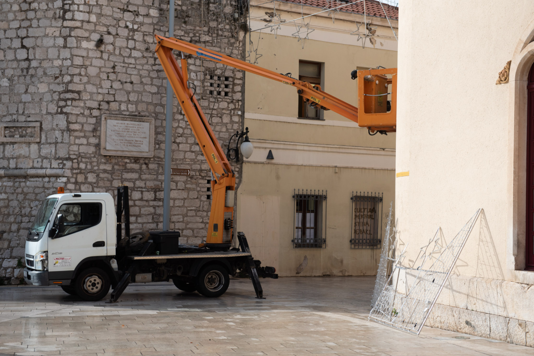 Počelo blagdansko ukrašavanje grada i odbrojavanje do veselog prosinca u Šibeniku