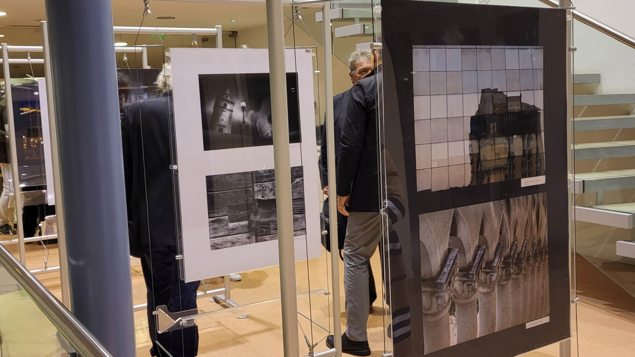 U šibenskoj knjižnici otvorena međunarodna izložba 'Lovely Old Town' u sjećanje na Milivoja Zenića 