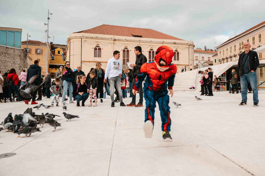 Može li gradska uprava/utvrda i dalje ignorirati šibenske roditelje? Djeca na ovim fotografijama ‘vrijede manje’