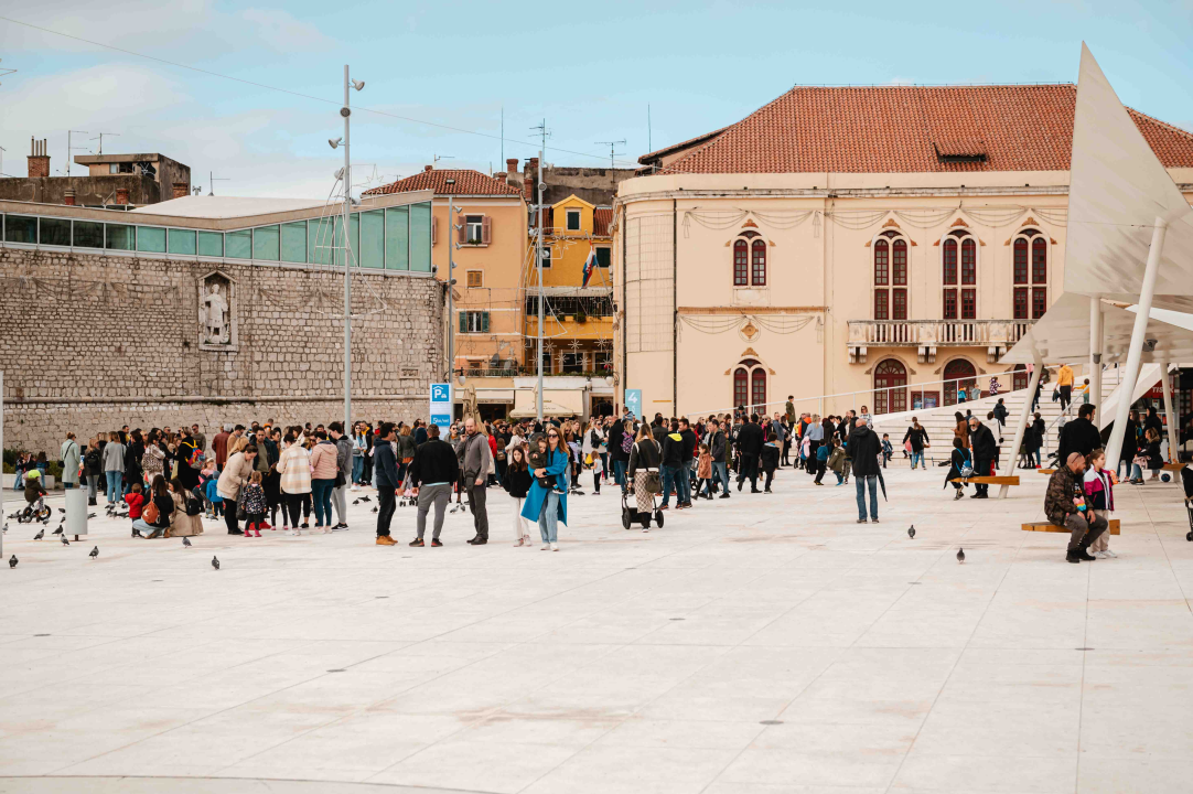 Može li gradska uprava/utvrda i dalje ignorirati šibenske roditelje? Djeca na ovim fotografijama ‘vrijede manje’