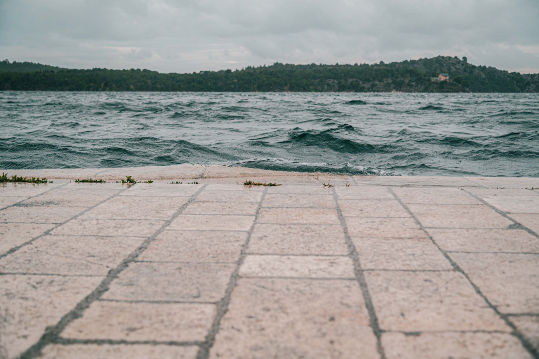 Dolac opet poplavio, razina mora se i dalje diže: Policija savjetuje vozačima da izbjegavaju rivu