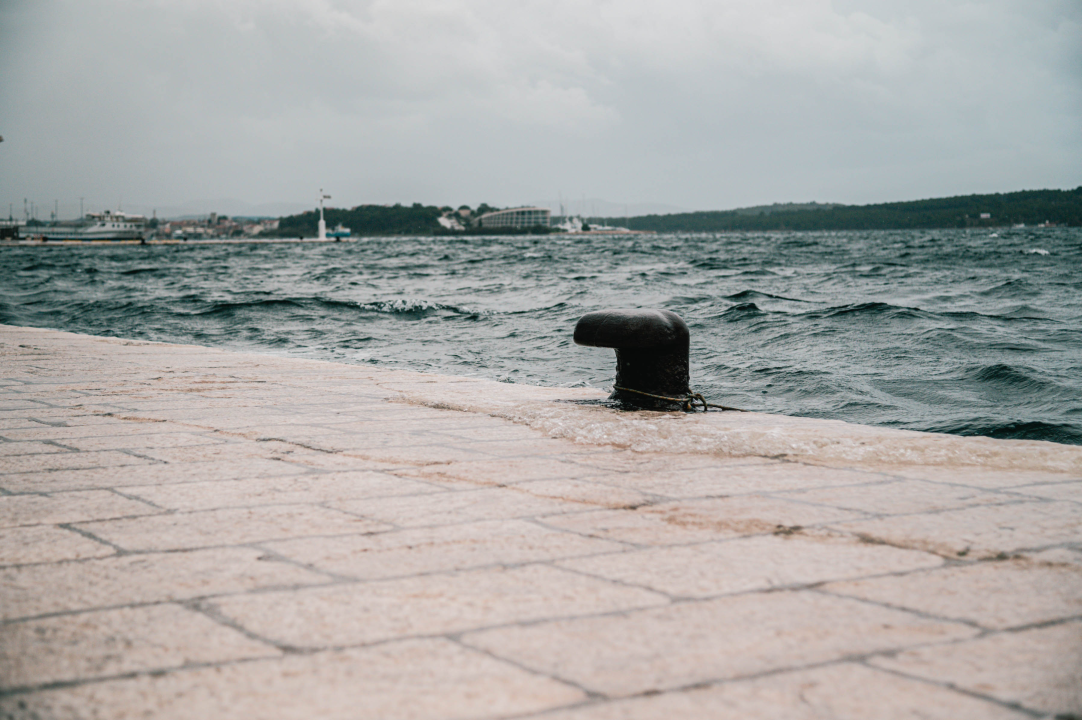 Dolac opet poplavio, razina mora se i dalje diže: Policija savjetuje vozačima da izbjegavaju rivu