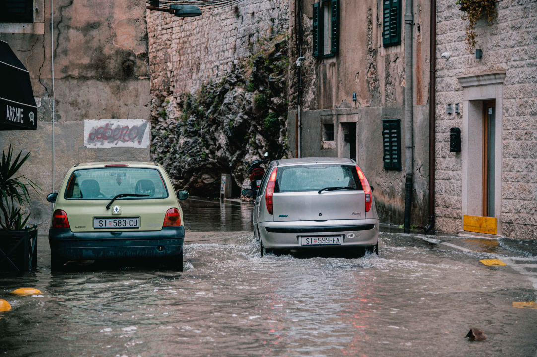 Dolac opet poplavio, razina mora se i dalje diže: Policija savjetuje vozačima da izbjegavaju rivu