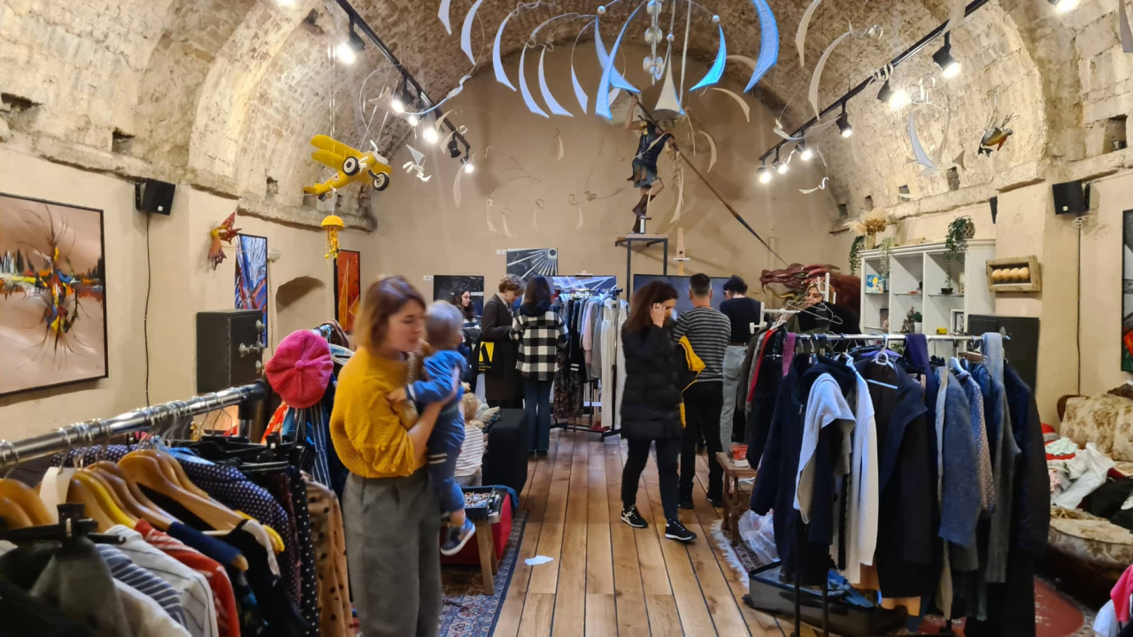 Dobar interes: Buvljak u Azimutu preselio se u toplu galeriju