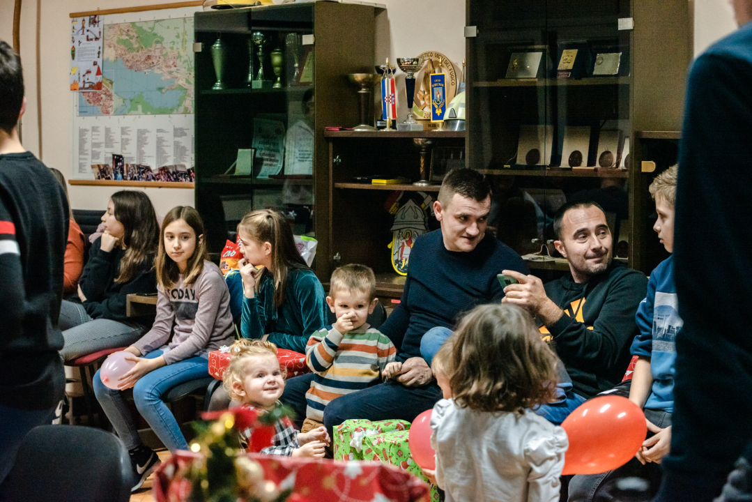 Sveti Nikola posjetio djecu šibenskih vatrogasaca: Naravno, podijelio je darove 