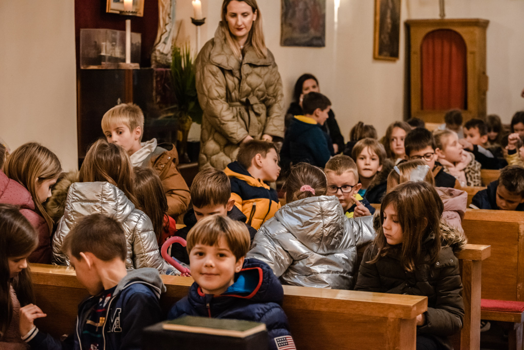 Danas na sv. Nikolu otvorena je istoimena crkva iza zgrade Županije: Poklone dijelio don Krešimir Mateša