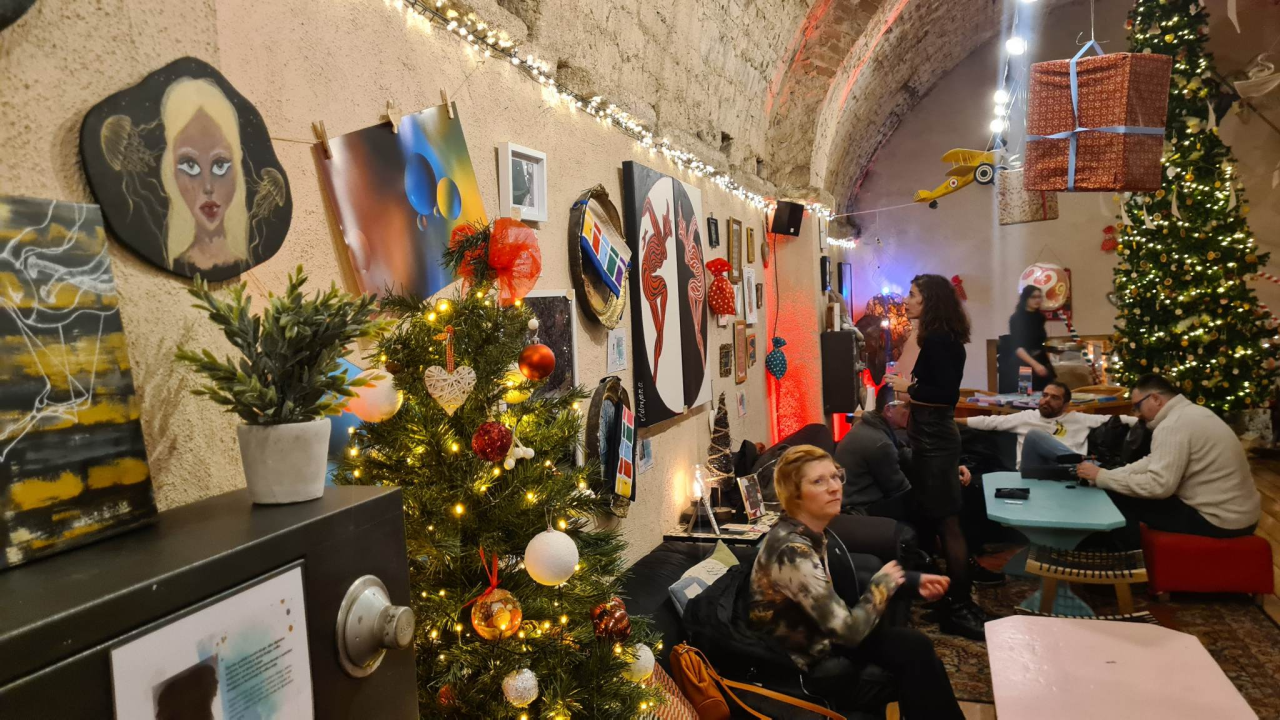 Prodajna izložba u čarobnom ambijentu: U Azimutu otvoren još jedan 'Božićni tinel' 