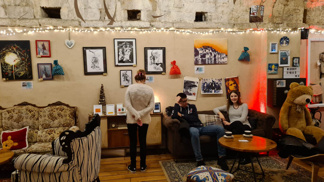 Prodajna izložba u čarobnom ambijentu: U Azimutu otvoren još jedan 'Božićni tinel' 