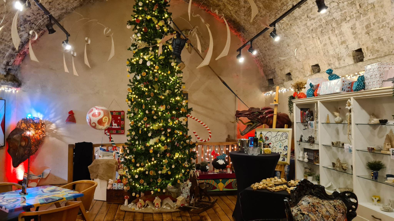 Prodajna izložba u čarobnom ambijentu: U Azimutu otvoren još jedan 'Božićni tinel' 