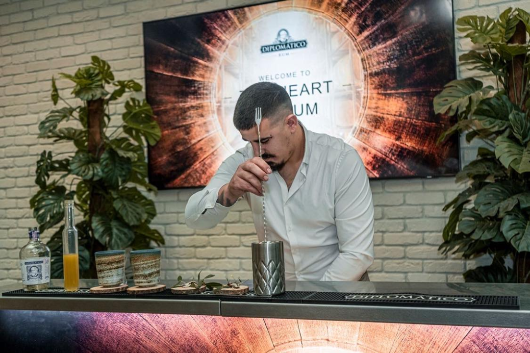 Josip Mikulić oduvijek je znao da želi biti barmen, a svojim koktelima pomiče granice: 'Biftek, inćuni, pidoće? Sve to može u koktele'