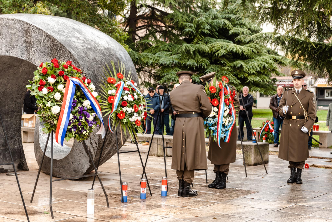 Polaganjem vijenaca i mimohodom 15. domobranska pukovnija obilježila 30 godina od osnutka