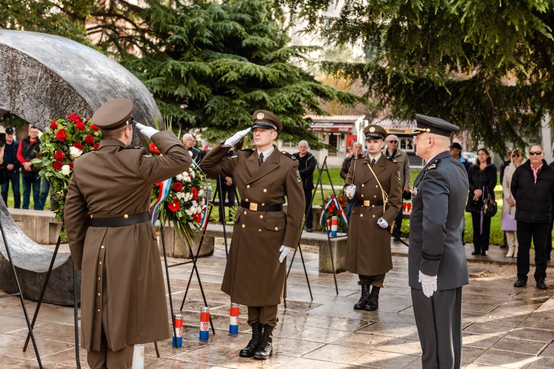 Polaganjem vijenaca i mimohodom 15. domobranska pukovnija obilježila 30 godina od osnutka