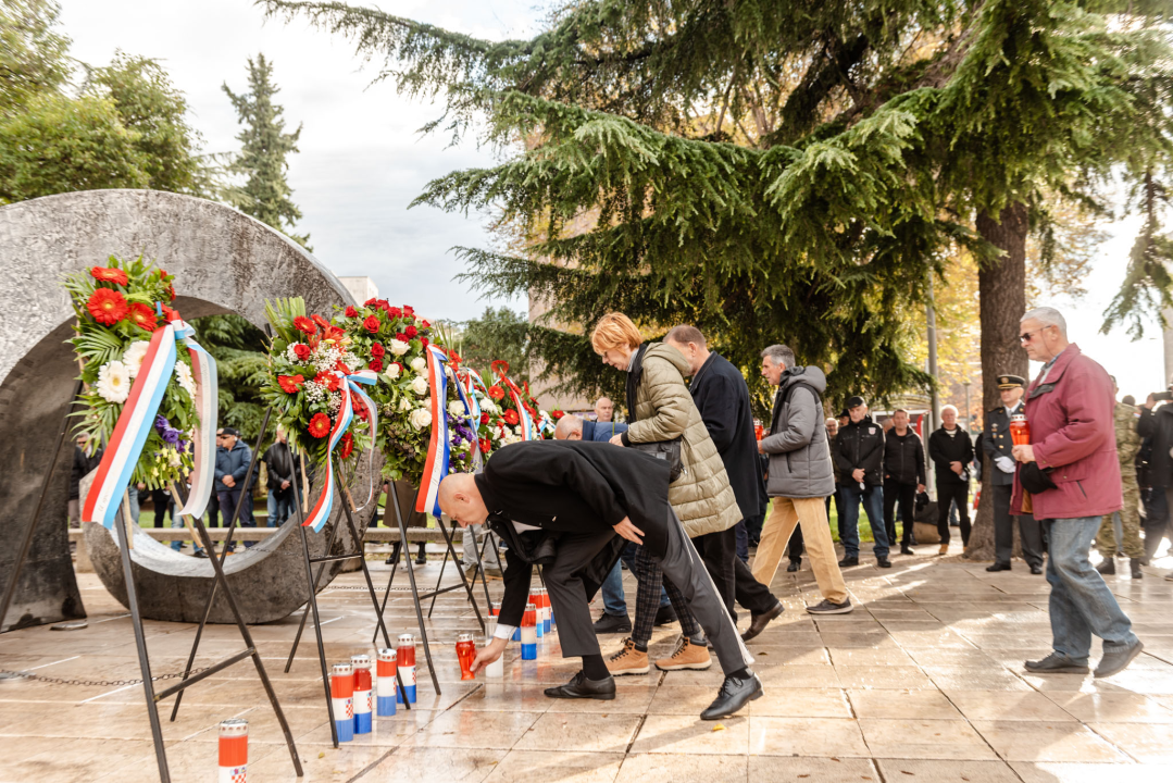 Polaganjem vijenaca i mimohodom 15. domobranska pukovnija obilježila 30 godina od osnutka