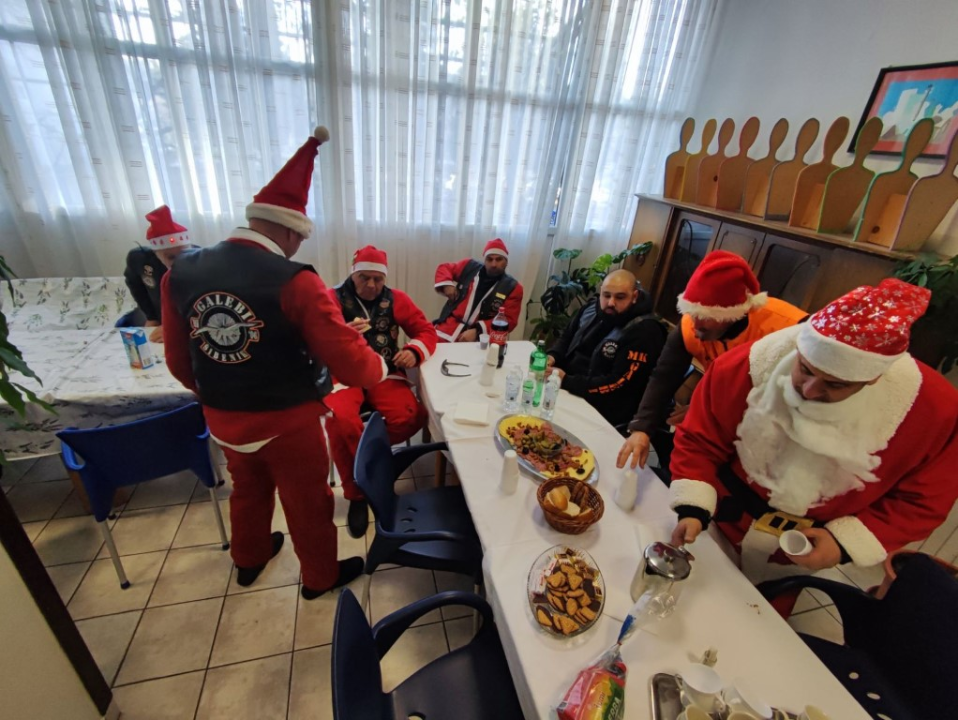 Bajkeri navukli odijelo Djeda Božićnjaka i posjetili korisnike Centra Šubićevac