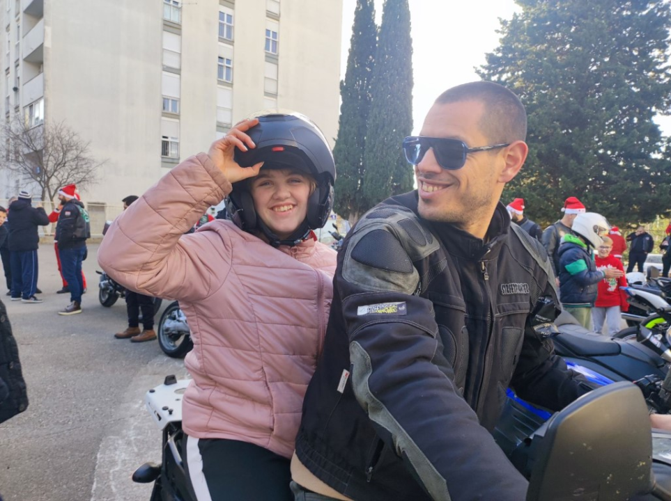 Bajkeri navukli odijelo Djeda Božićnjaka i posjetili korisnike Centra Šubićevac