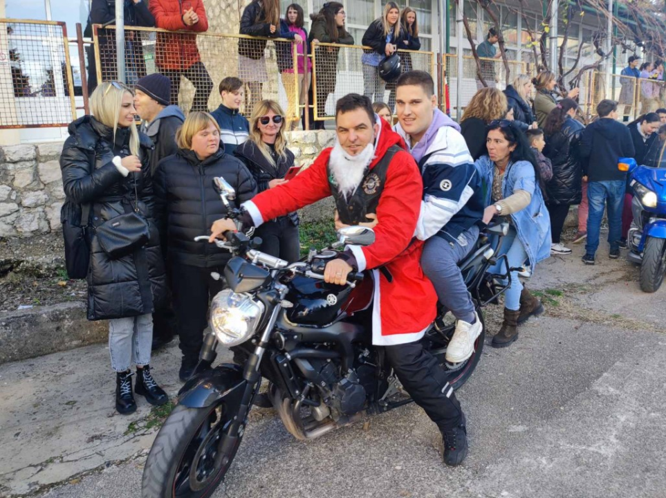 Bajkeri navukli odijelo Djeda Božićnjaka i posjetili korisnike Centra Šubićevac