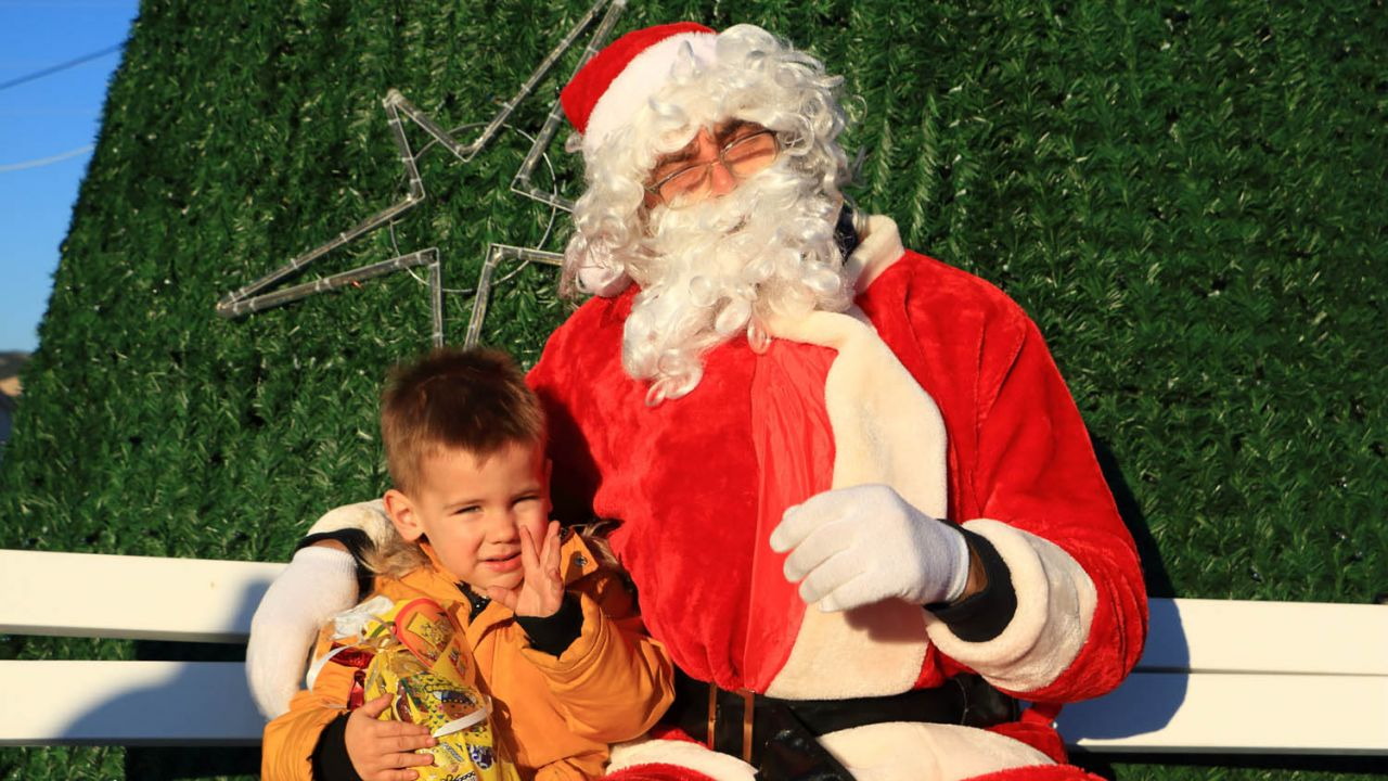 Djed Božićnjak darivao mališane u Dubravi kod Tisnog