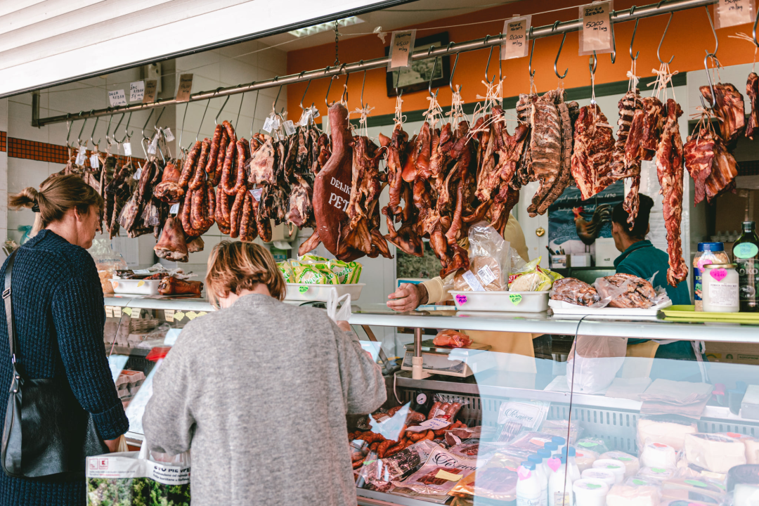 Blagdanski stol: Najbolje tuke, pivci i patke su u Delikatesama Petrović na šibenskoj pijaci