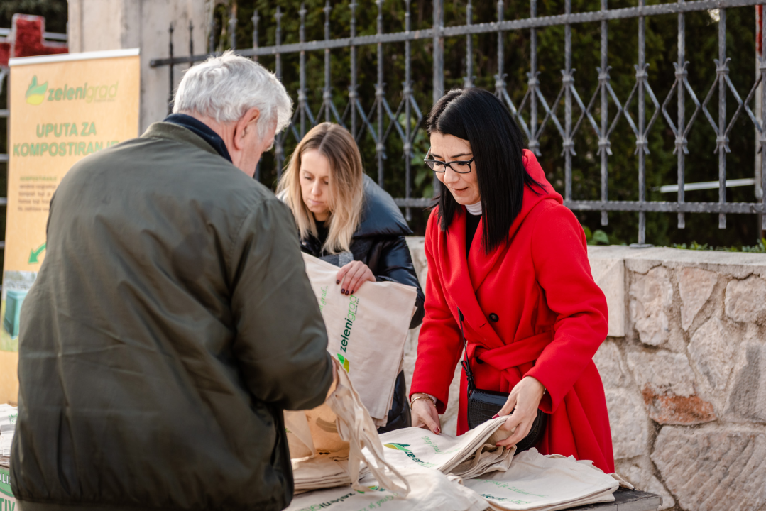Borba protiv plastike: Zeleni grad na Poljani građanima podijelio tisuću ekoloških vrećica 