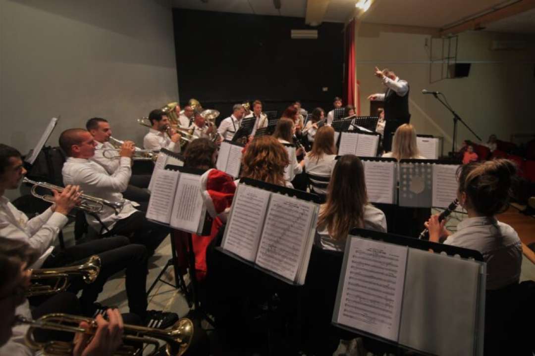 Puhački orkestar Pirovac održao tradicionalni božićni koncert