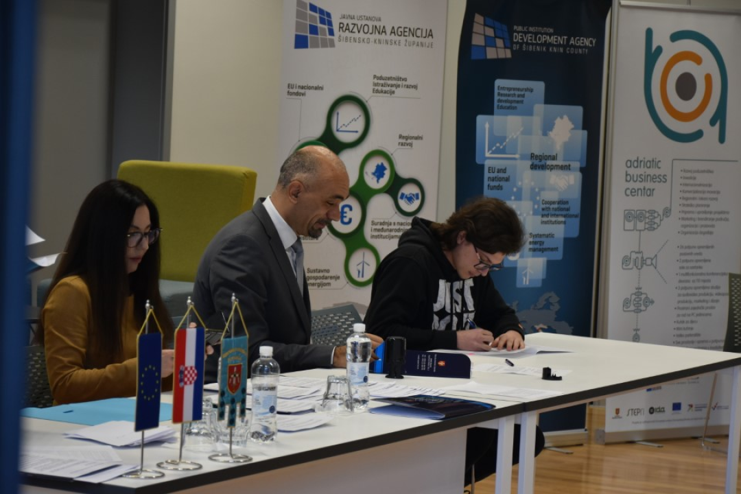 Trideset i dvoje učenika i studenata sa županom potpisalo ugovore o stipendiranju