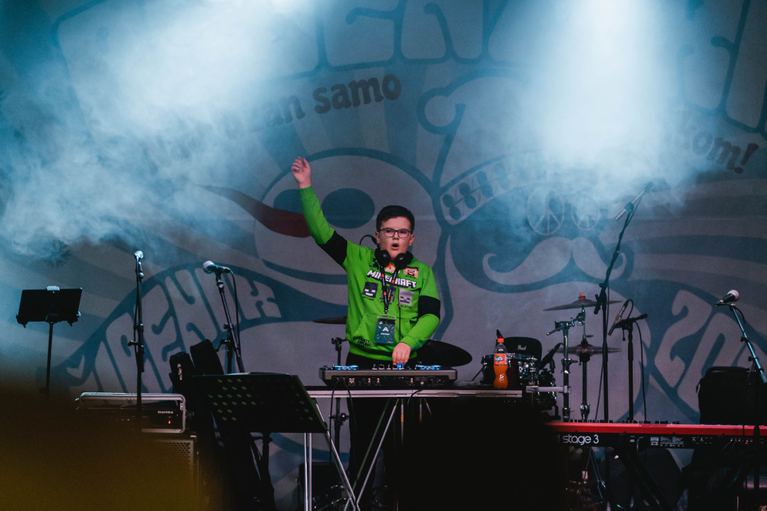 Desetogodišnja senzacija na Adventuri: DJ MichaelX rasplesao park tvrdim zvukom!