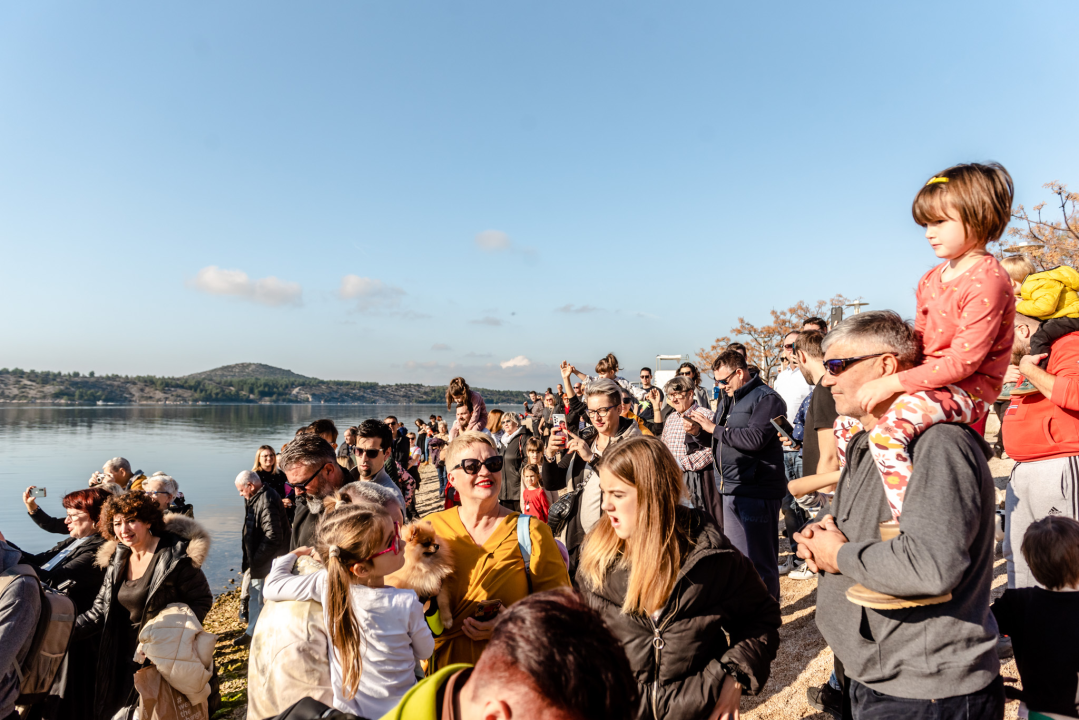 Nekoliko odvažnih okupalo se na Banju u podne na samu Novu godinu: 'U-vodi-mo euro' 