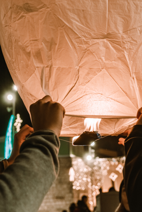 Na Poljani pušteni lampioni za obitelj iz Rasline: Prekrasni prizori u mirnoj novogodišnjoj noći