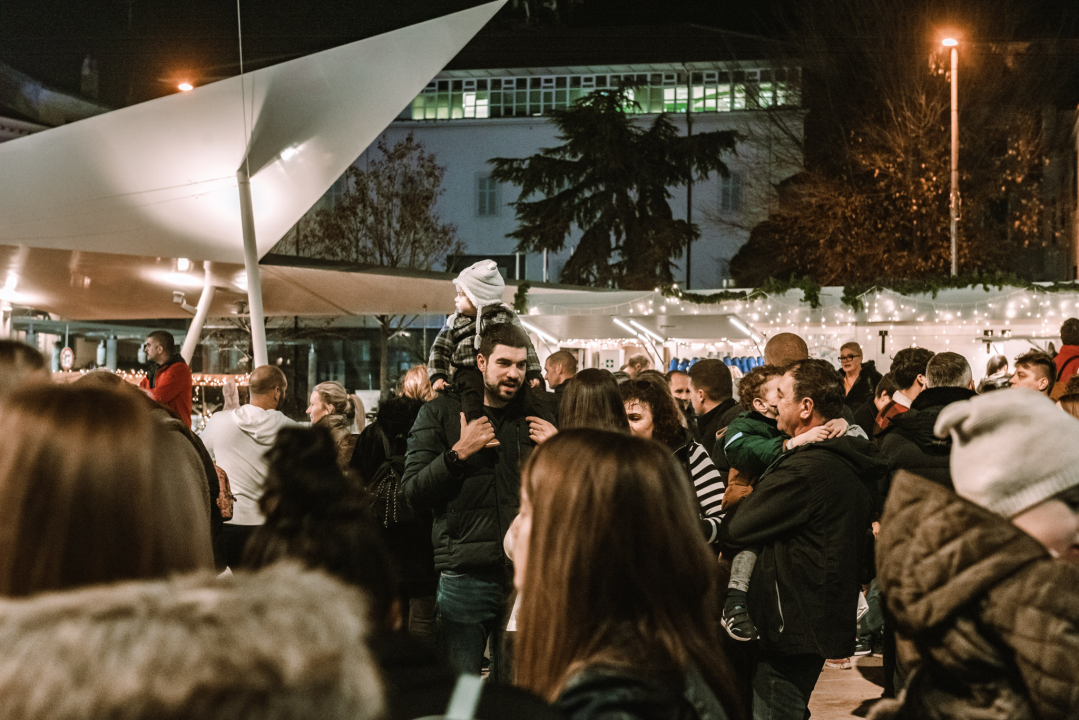 Na Poljani pušteni lampioni za obitelj iz Rasline: Prekrasni prizori u mirnoj novogodišnjoj noći