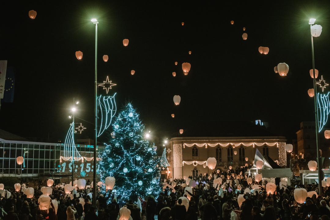 Na Poljani pušteni lampioni za obitelj iz Rasline: Prekrasni prizori u mirnoj novogodišnjoj noći