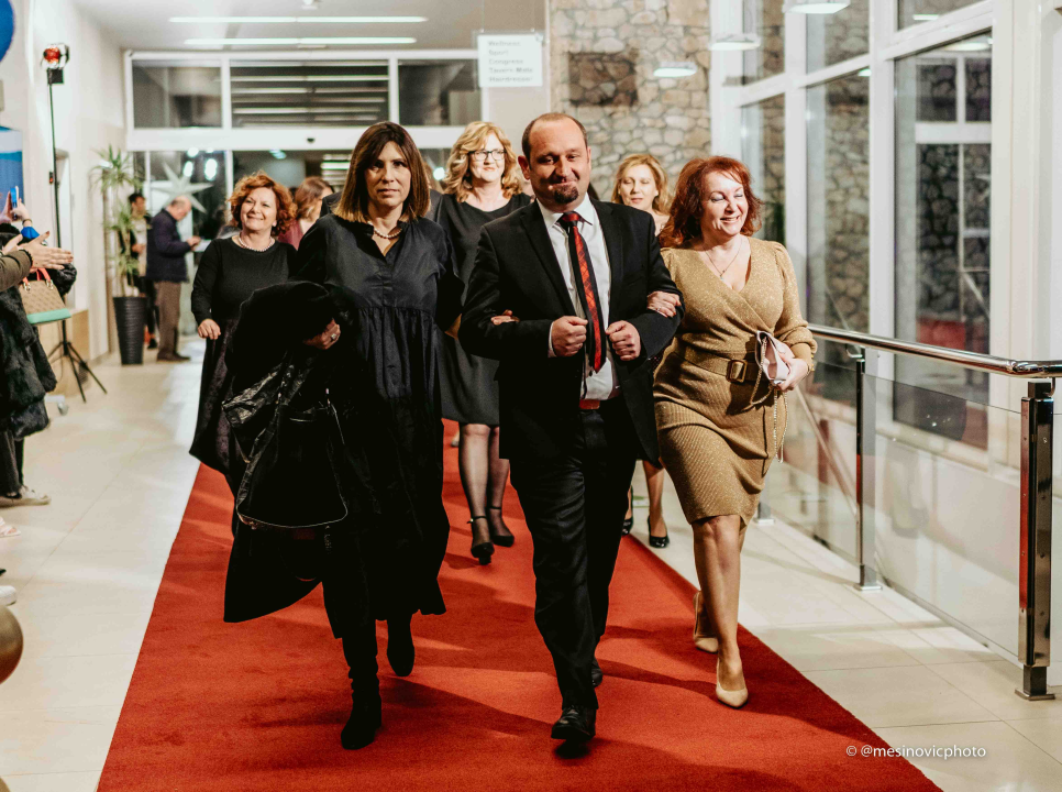 Učenici Ekonomske škole zablistali na maturalnom plesu u Vodicama (2)