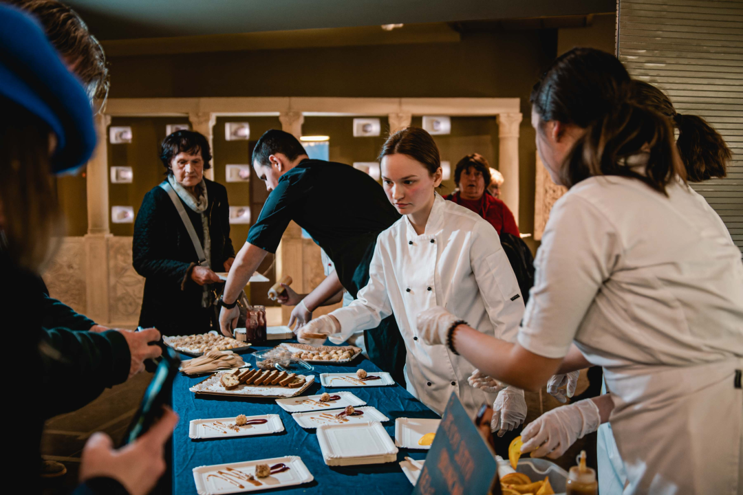 Učenici u muzeju pjevali Lukačića i predstavili šibenske galete dok su trkači ‘Zagrlili grad’