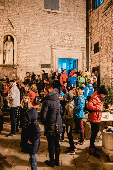 Učenici u muzeju pjevali Lukačića i predstavili šibenske galete dok su trkači ‘Zagrlili grad’