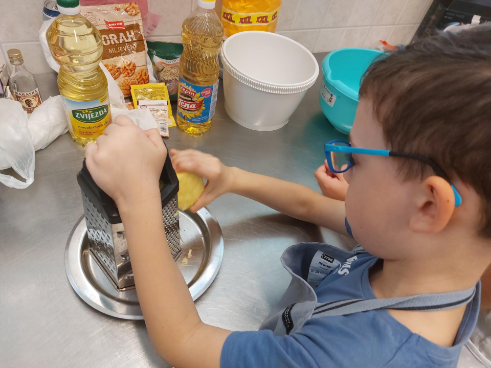 Učiteljica Anita od malih nogu voli raditi kolače, a sada tu ljubav prenosi na učenike: 'Neki žele postati slastičari kad narastu'