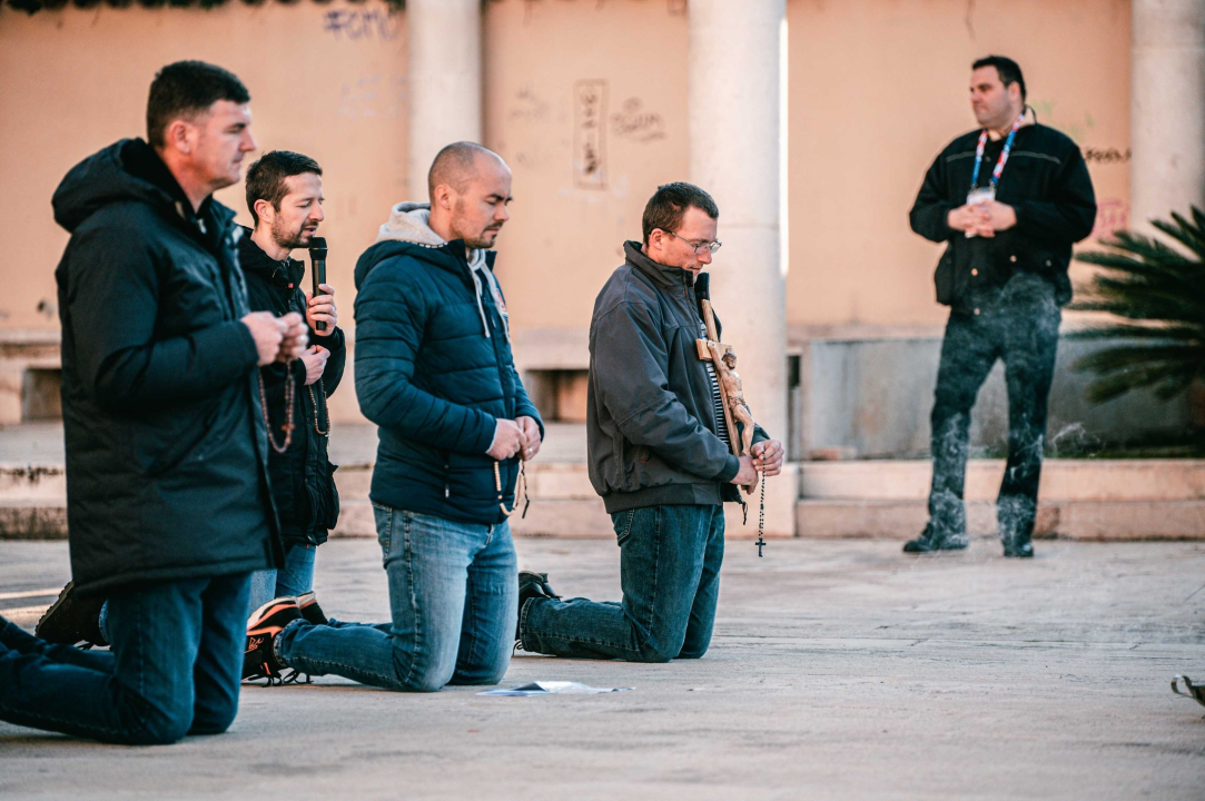 Prosvjednici za prava žena okupili se na Poljani: Nasuprot njih dvadesetak muškaraca molilo krunicu 