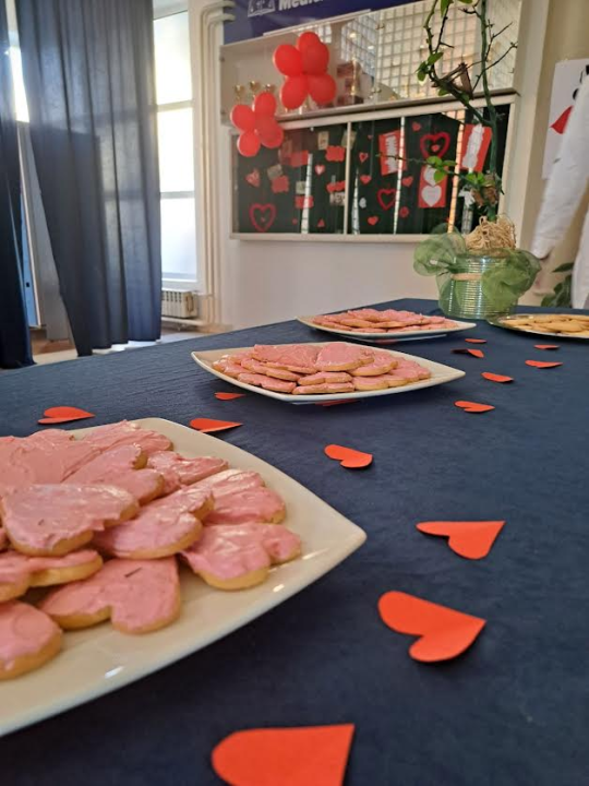 Učenici Turističko-ugostiteljske škole obilježili Valentinovo: Izradili plakate s ljubavnim pjesmama, ispekli kolačiće...