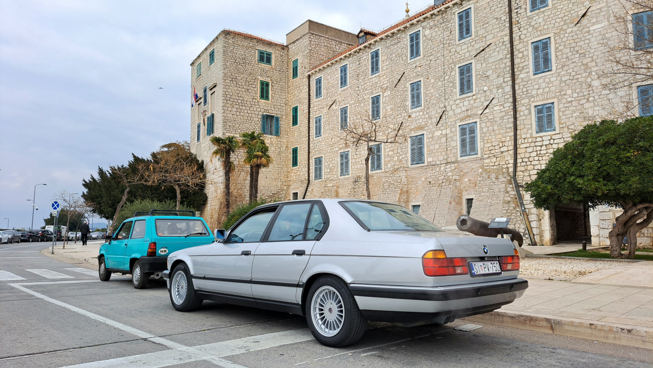 Vlasnici oldtimera iz cijele Dalmacije nedjelju proveli na druženju u Šibeniku