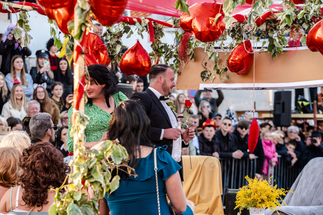 Murterini molili za predbračnu čistoću, u kokošinjcu izbila pobuna, a Let 3 napravio spektakl