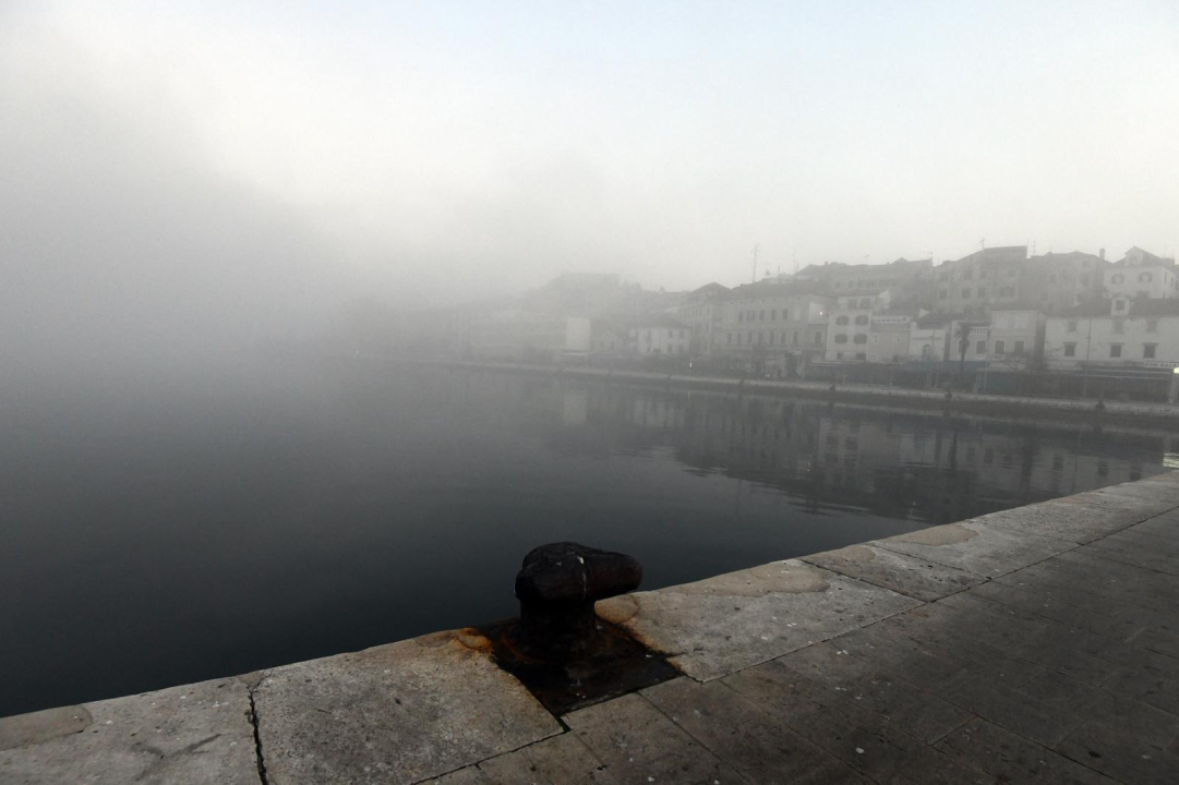 Magla jutros prekrila Šibenik, prizori s rive su kao iz filma