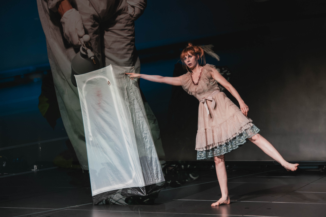 Neverbalna fantazija u Arsenu u maniri novog cirkusa: Usamljena žena protiv masovnog zla