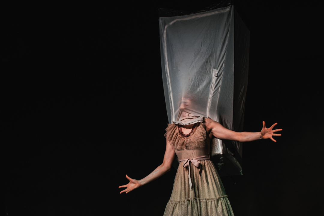 Neverbalna fantazija u Arsenu u maniri novog cirkusa: Usamljena žena protiv masovnog zla