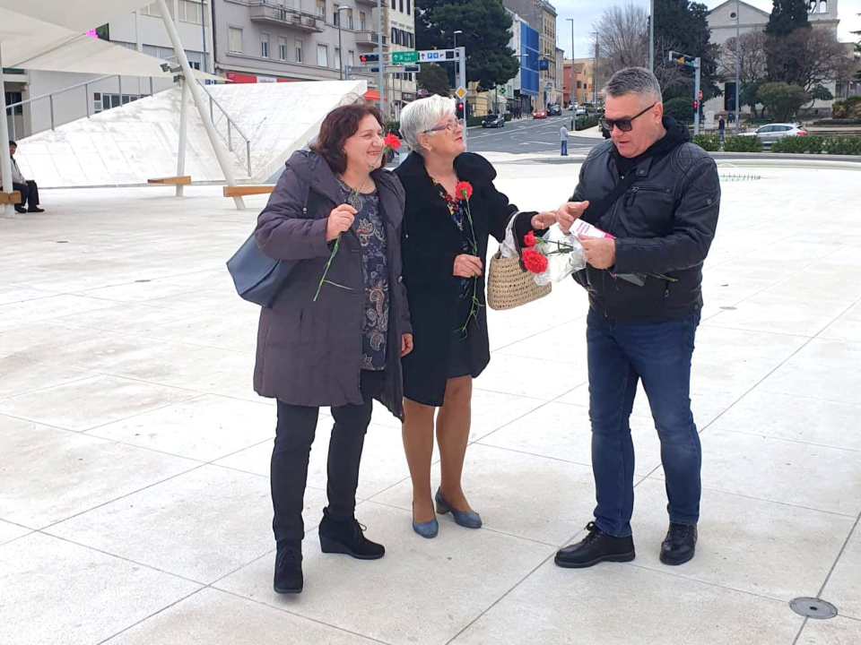 Članovi SDP-a Šibensko-kninske županije danas su tradicionalno dijelili karanfile širom županije 