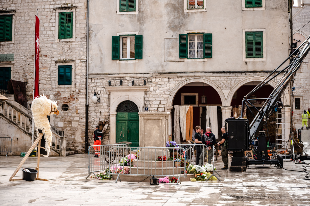 Nabrijani ‘orao-zmaj’, kočije, vatreni demon...: Scena ispred katedrale postaje sve zanimljivija