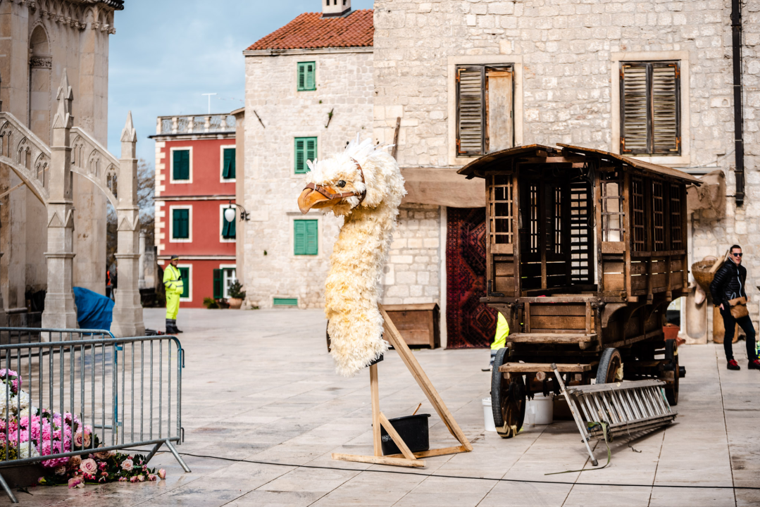 Nabrijani ‘orao-zmaj’, kočije, vatreni demon...: Scena ispred katedrale postaje sve zanimljivija